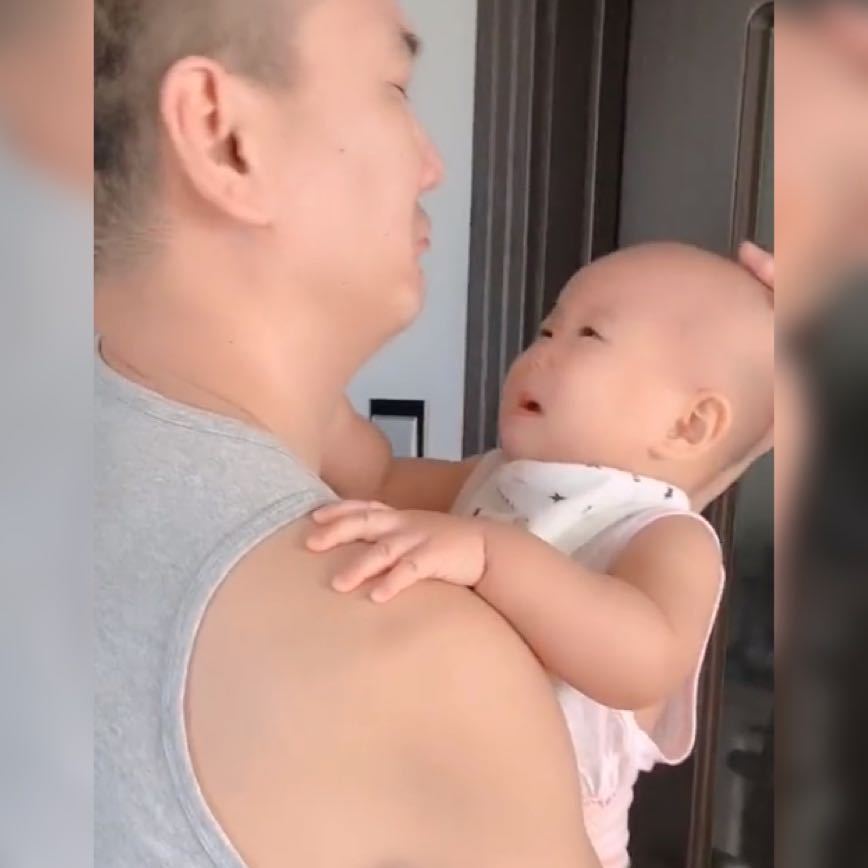 孩子|亲爸抱娃在家散步,用手敲了一下门,孩子听声音,我怕是磕着了