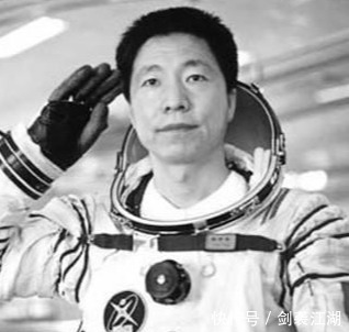杨利伟 前些年的太空英雄杨利伟, 如今过得如何 看完有点不舒服