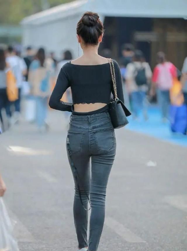 打底裤显瘦又性感，带来浓厚的女人魅力，不受条件限制