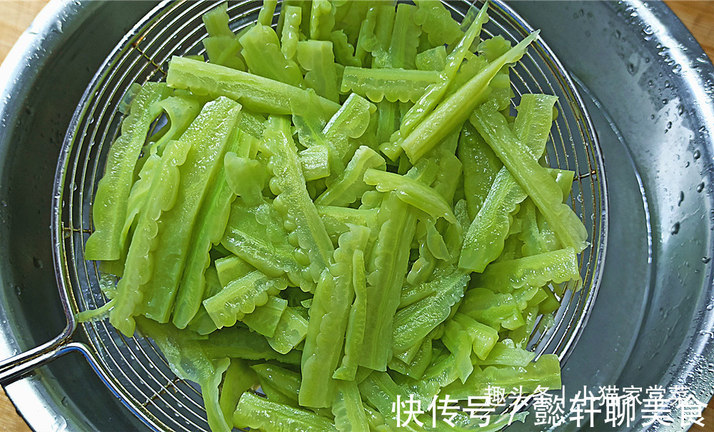 豆瓣酱|教你凉拌苦瓜好吃的做法,营养美味又不苦,一顿做3根还不够吃