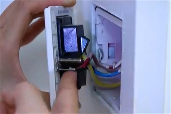 螺丝刀|墙上插座松动不好用，教你一招，不花一分钱，比新的还牢固