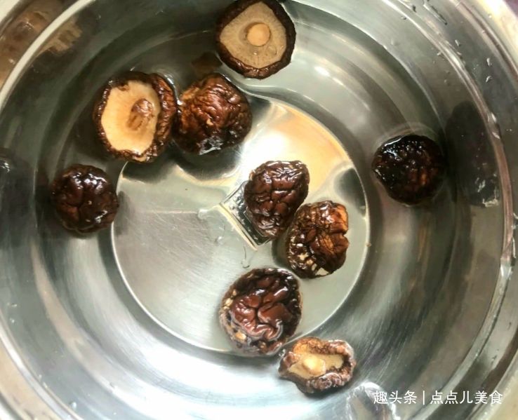 一个鸡腿两把板栗 ,只需简单几步,教你做出汁香浓郁的板栗烧鸡