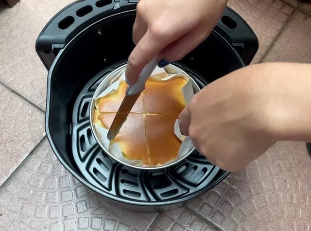 一次成功大叔教你蜂蜜戚风蛋糕，松软可口，材料简单，注意细节