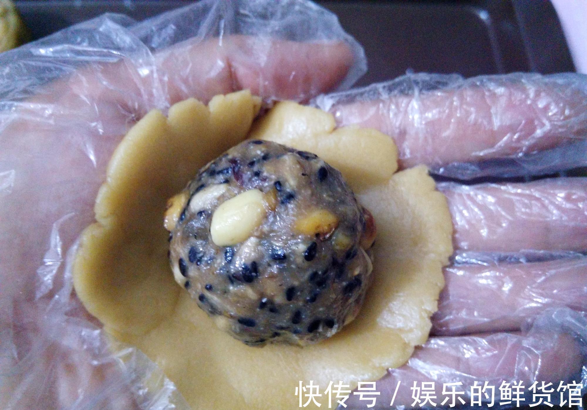 烤箱|自制五仁馅月饼，放白糖还是红糖，区别很大，别放错了