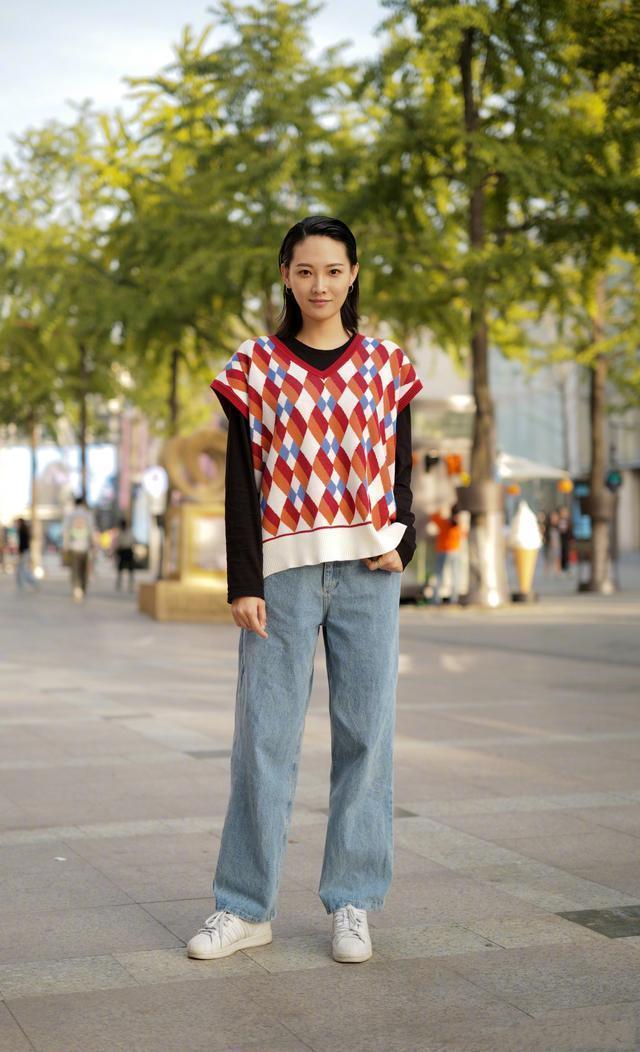 女人再懒,穿毛衣也别配打底裤,学下面潮人这样来穿,保暖显气质