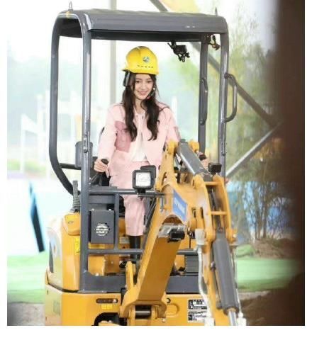 跑男全员开挖掘机路透出炉！Baby呆萌，白鹿专业，林一氛围感绝了