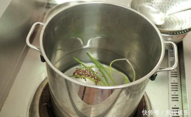 盐水鸭非常简单,重要用90度水焯,白米醋除腥,香辛料仅用八角、麻椒