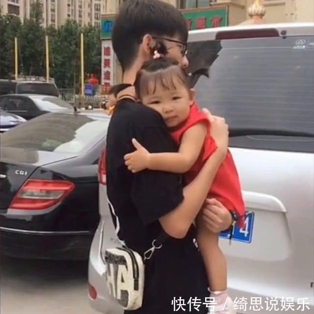 林妹妹|相差13岁的哥哥去接妹妹放学,却迟到了,被妹妹的反应暖化了