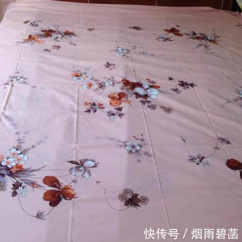 家里这种床单可不要扔了,要比古董还值钱,难怪有钱人都收藏起来