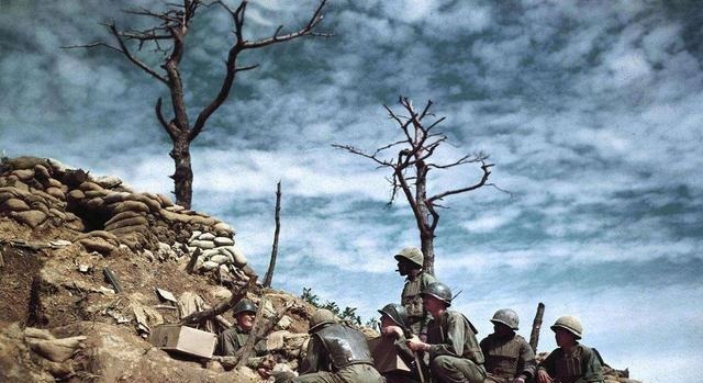 老人|80年代老人到博物馆参观,在展台前沉默许久,突然坐地上哭成泪人