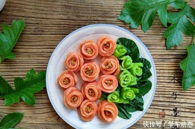 西红柿鸡蛋面,也可以做成花朵的模样,学会了送给她