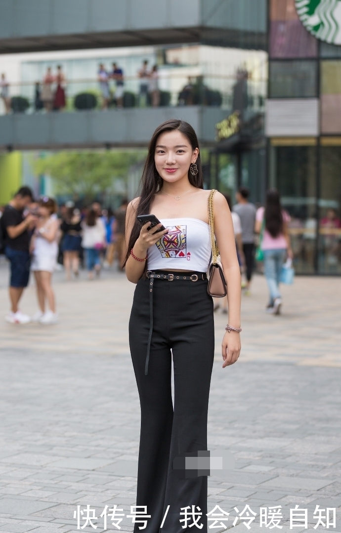 搭配|街拍:清爽纯净的美女,搭配有致俏皮活泼看起来青春个性!