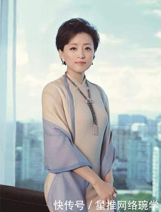 52岁杨澜全家照 儿子像妈妈 女儿像爸爸 儿女颜值差异颇大 钢琴品牌