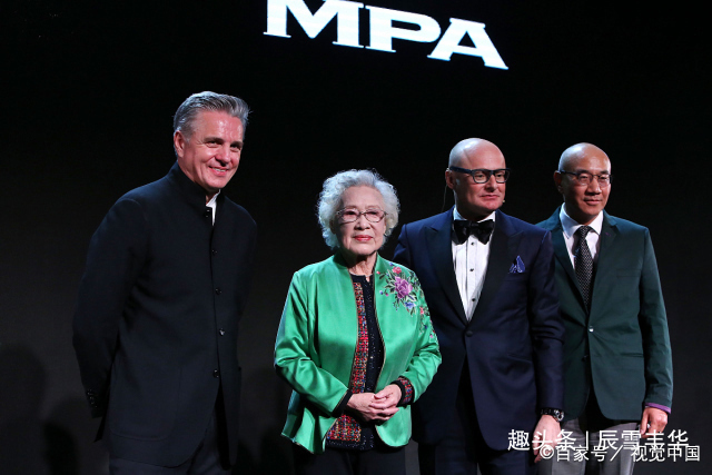 高雅|98岁秦怡美到了骨子里，病房里穿粉色“奶奶衫”，气质优雅又端庄