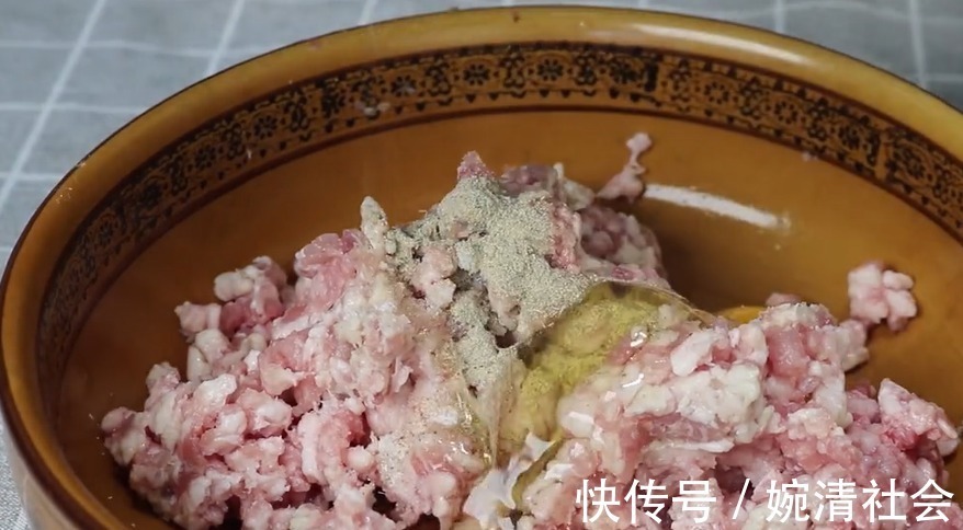 猪肉我家最爱这样吃，外酥里香，营养又解馋，一次做三斤都不够吃