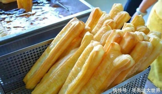 油条|油条店大厨教你炸油条，不放酵母，个个金黄酥脆，凉了也是软乎的