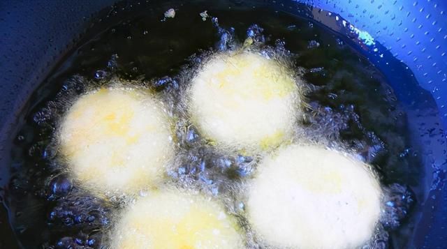 面粉|油炸店老板教我炸油糕，用上3个窍门，软甜不爆裂，有面粉就能做