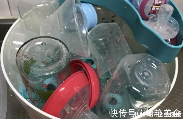 奶瓶|有种“偷懒”叫开水烫奶瓶,大人是方便了,可孩子被“坑”了
