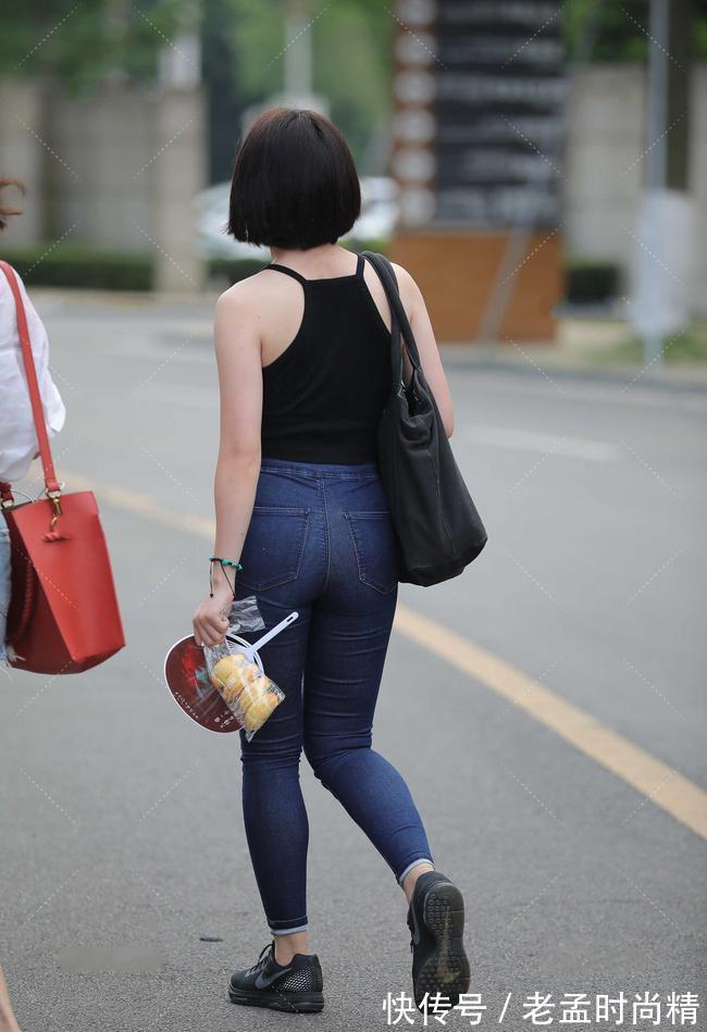 修身牛仔裤|黑色不只可以搭配白系,搭配蓝系牛仔裤,也可展现休闲时尚范儿