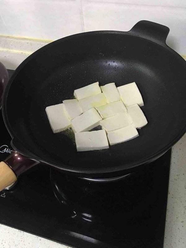 不粘锅|煎豆腐,别直接下油锅,多加这“1步”,豆腐不粘锅还不会碎