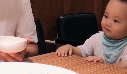 萌娃|奶爸“无所顾忌”式带娃吃饭,娃小手一指:我到底是你亲生的吗?