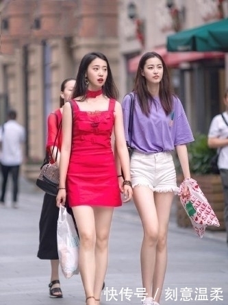 短裙|街拍：高颜值美女穿搭非常亮眼，五彩短裙别致漂亮，尽显端庄秀丽