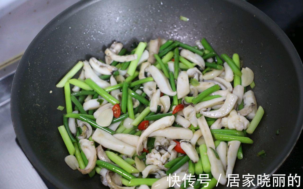 蒜薹搭配板乌，简单炒一炒，鲜嫩可口，大人孩子都爱吃