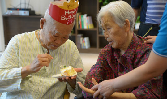 子女|首批丁克夫妻开始养老，不用带孙子的他们，真的能无事一身轻吗