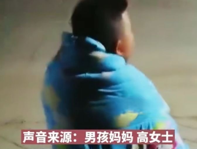 宝宝|6岁男孩在姥姥家洗澡后深夜披被回家,妈妈:黑历史,等他长大看