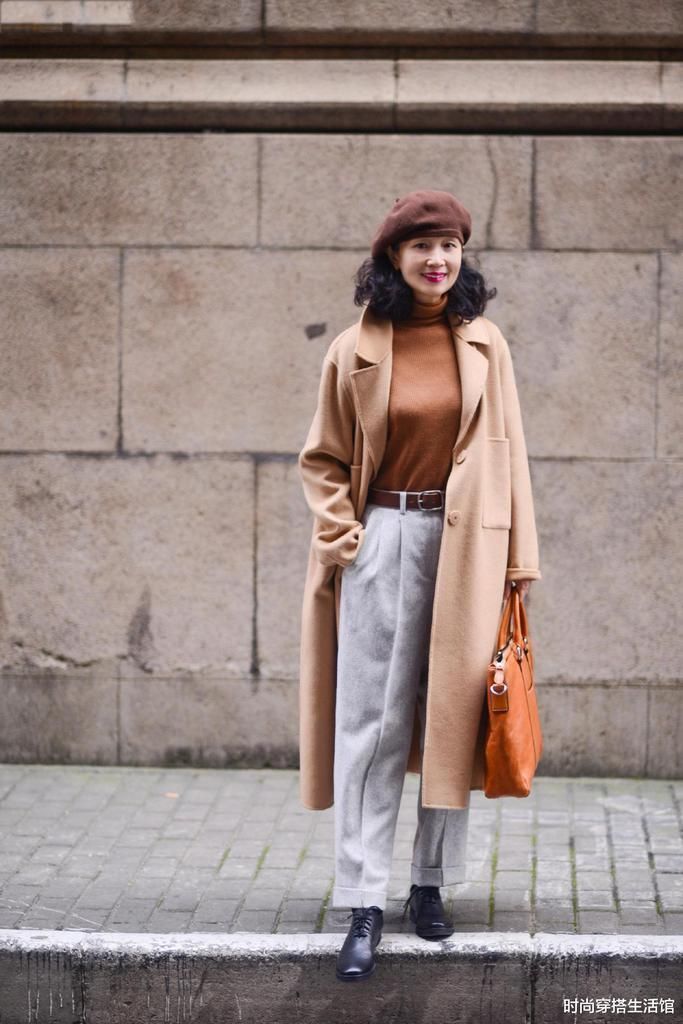 50岁女人，不管穿风衣还是大衣少配小白鞋，看三木妈妈就知道了