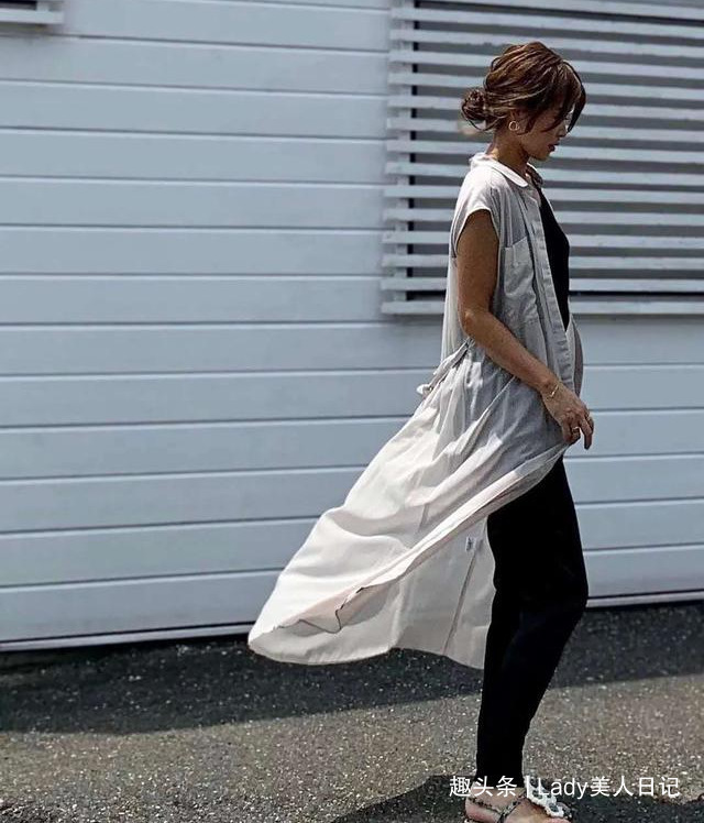 时髦 为什么日本女人都喜欢穿“透视衬衫”夏末早秋的时髦,全靠它撑