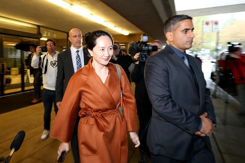 选择|孟晚舟从容出庭,穿焦糖色“浴袍”大衣知性优雅,美得高级大气