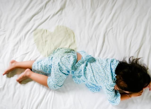 1岁多宝宝深夜尿床，被妈妈打进医院，医生：造孽啊