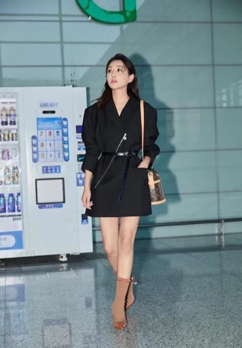 美女的魅力气质很重要，简单的单品只要搭配得当，就能更上一层！