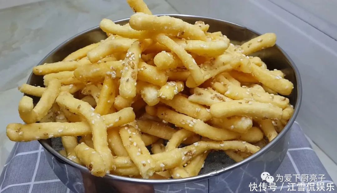  香甜|4个鸡蛋，1碗面，锅里炒一炒，又香又软又香甜，比沙琪玛还好吃！