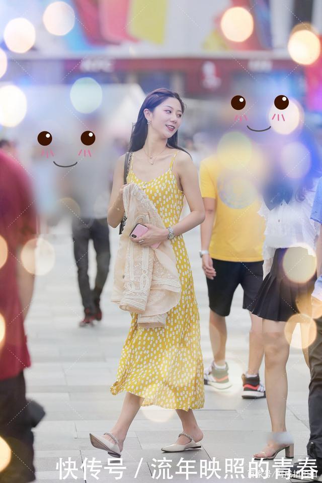 浅色连衣裙,鲜艳明亮,俏皮活泼