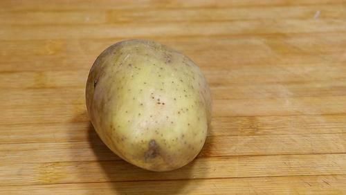 1个洋葱，1个土豆，经常这样做，好看好吃，上桌就扫光