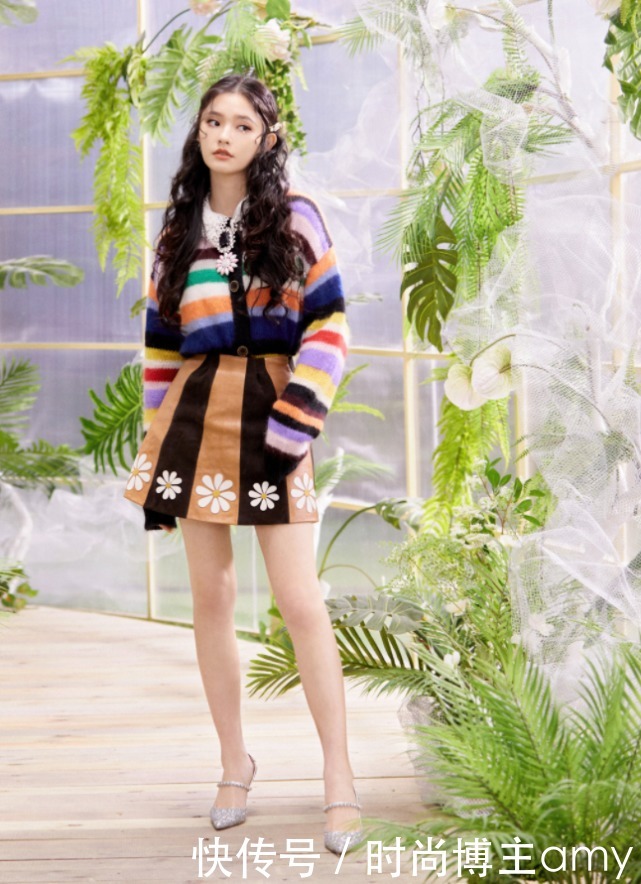 拉进黑名单的“死亡白袜”,却被林允穿出高级感,秀出漫画腿太撩了