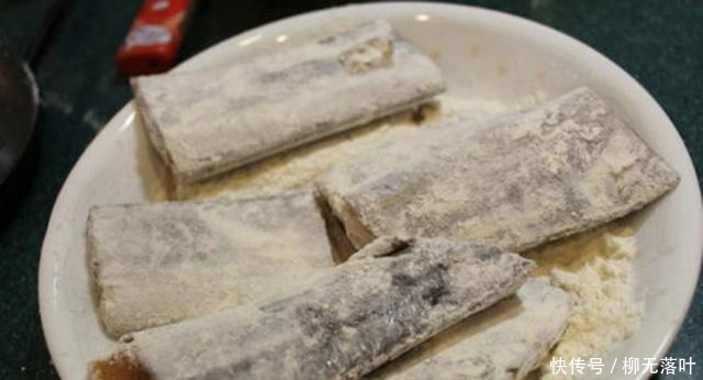 这样做出的炸带鱼，鲜香酥脆还没有腥气，家人都喜欢上桌就抢光