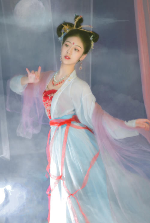  直呼|小姐姐真会玩，模仿《西游记》中的嫦娥仙子，网友直呼：太像了！