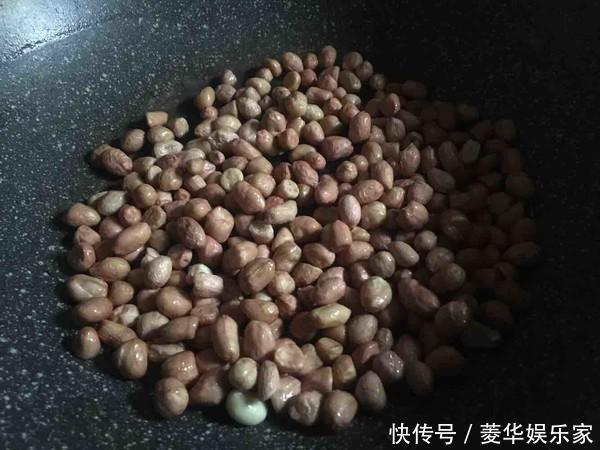 过年,花生米别再油炸了,试试这种新做法,比肉还香,上桌就扫光