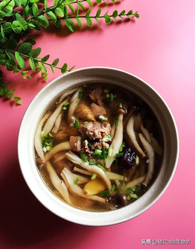 条腿|排骨的最佳CP是“它”，不红烧不卤煮，这样做鲜美可口，吃不腻