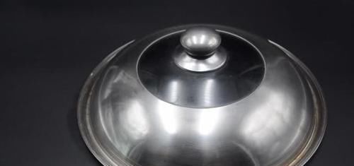 不管锅盖有多脏,不用任何洗涤剂,轻轻一擦洁净如新,方法太棒了