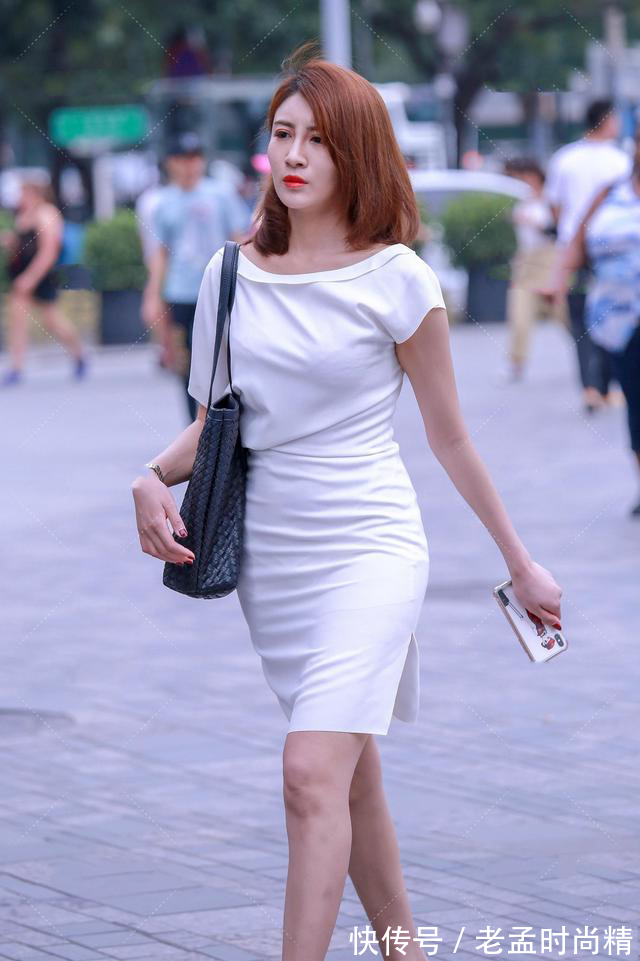 大阴天|街拍:迷人小姐姐全白连衣开叉短裙,气质的穿搭显白皙优雅又迷人