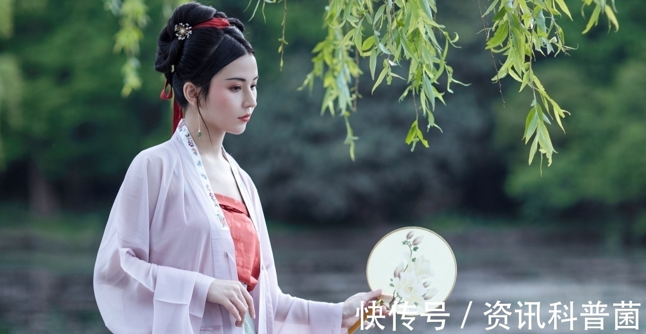 花季!如梦令:暮雨正潇潇,相约农家共酒。依旧,依旧。醉饮黄昏之后