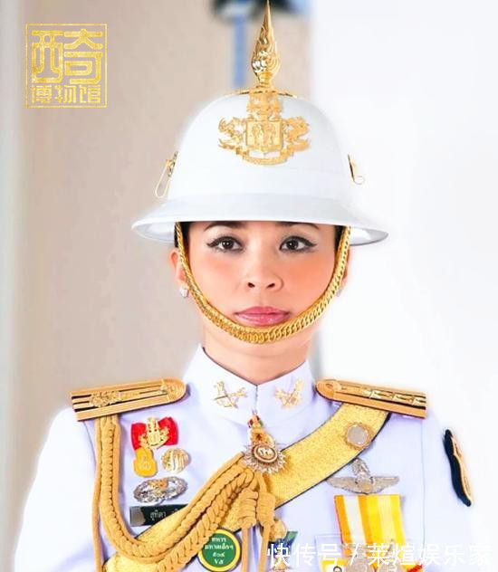 泰王#68岁泰王着手培养诗妮娜“接班人”,公务时带她在身边亲自指导