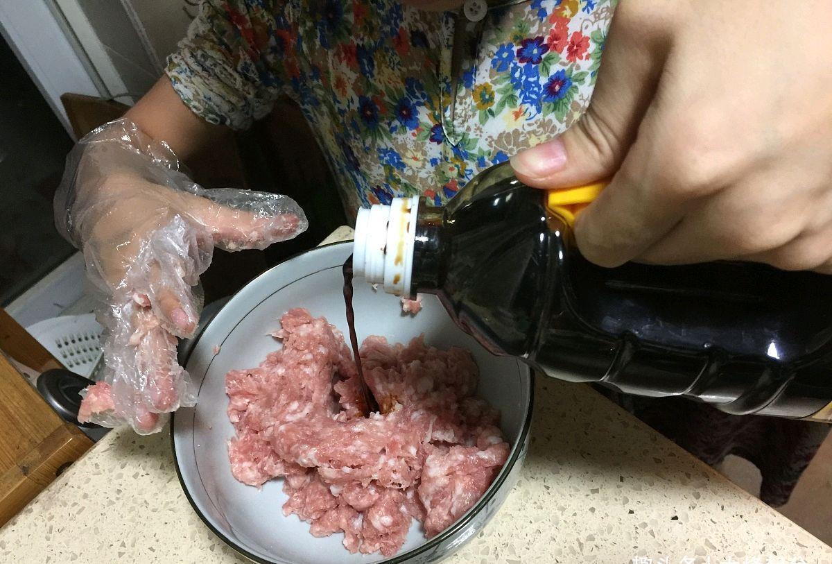 饺子馅|为什么饺子馆的饺子，肉馅打水加菜照样好包？掌握窍门，鲜嫩爆汁