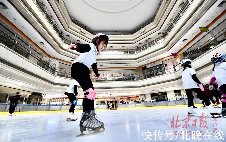 冬奧|花滑世界冠軍張昊成“校外教練”，與小學(xué)生冰上互動