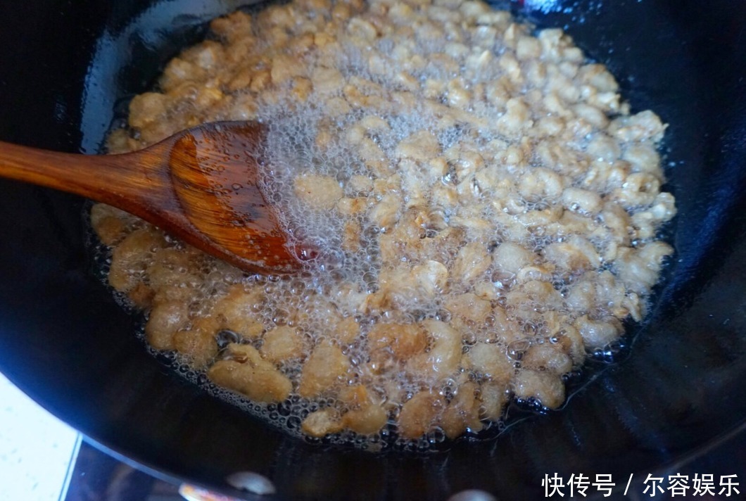 熬猪油,别只加水!多加4种料,记住3点,猪油雪白香浓,1年不坏