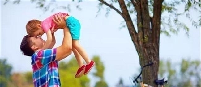 疝气|爸爸和女儿睡觉,妈妈外出3个小时后回来,看到的画面笑疝气